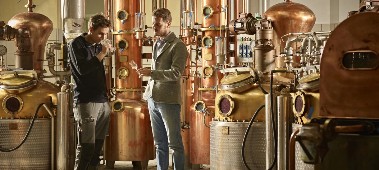 al lavoro in distilleria